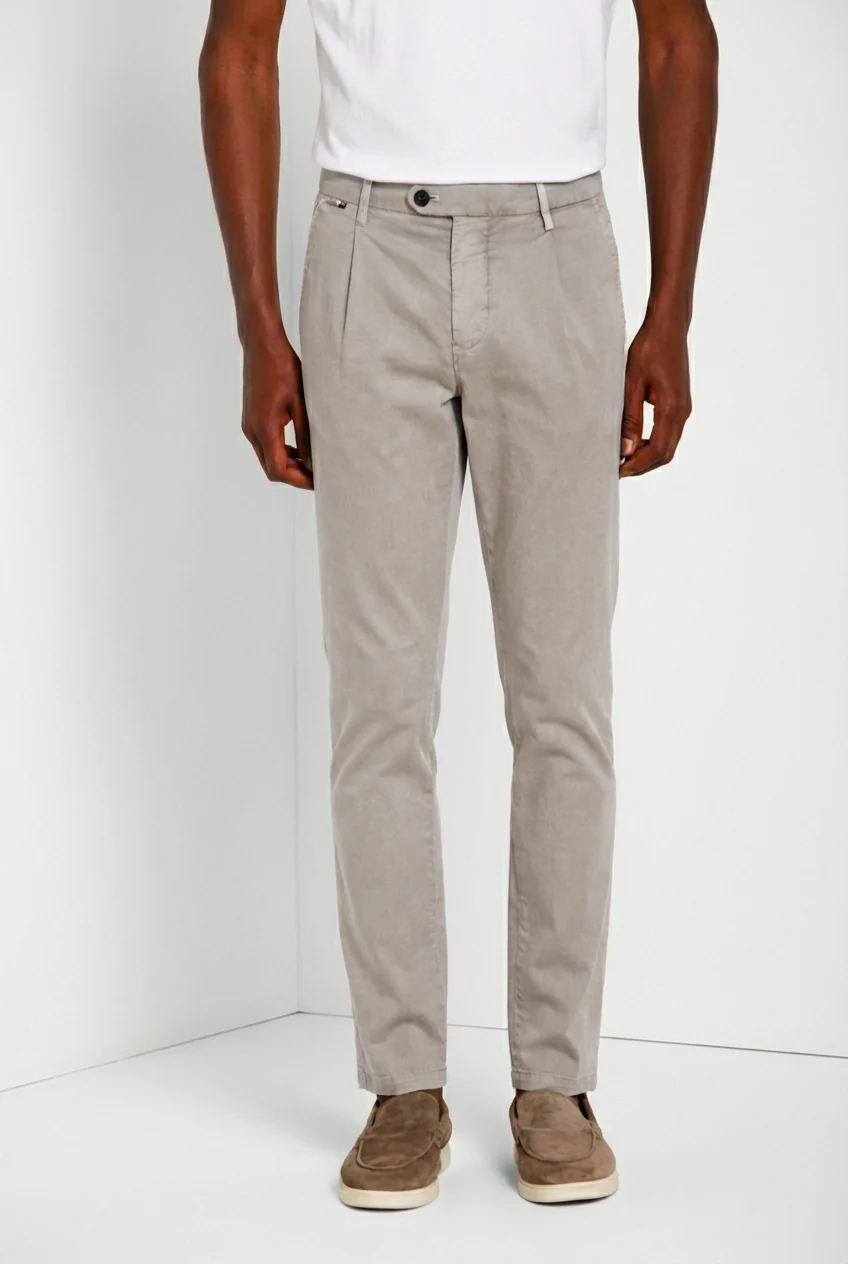Osaka 1 Pince delamere pantalone chino uomo in gabardina stretch carrot fit - Image 2