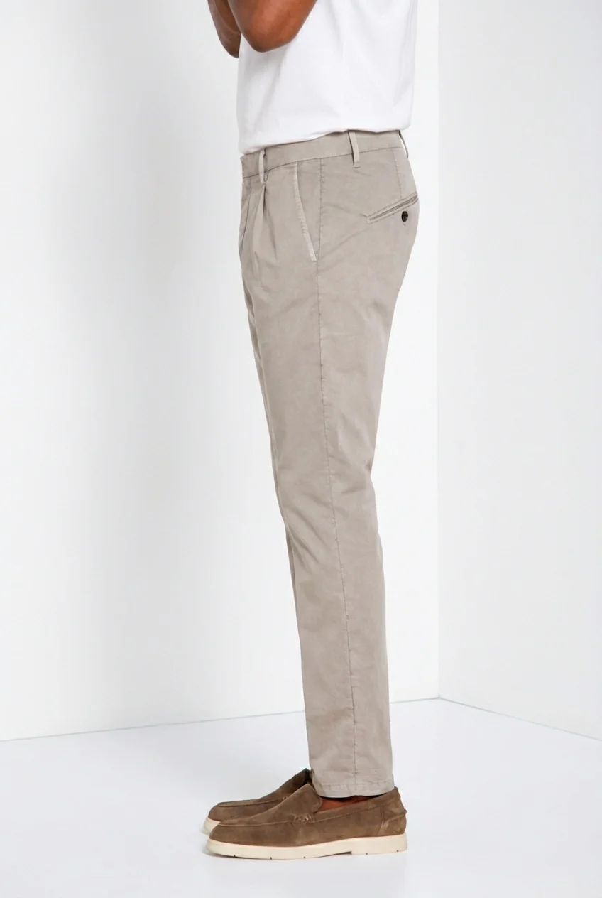 Osaka 1 Pince delamere pantalone chino uomo in gabardina stretch carrot fit - Image 4