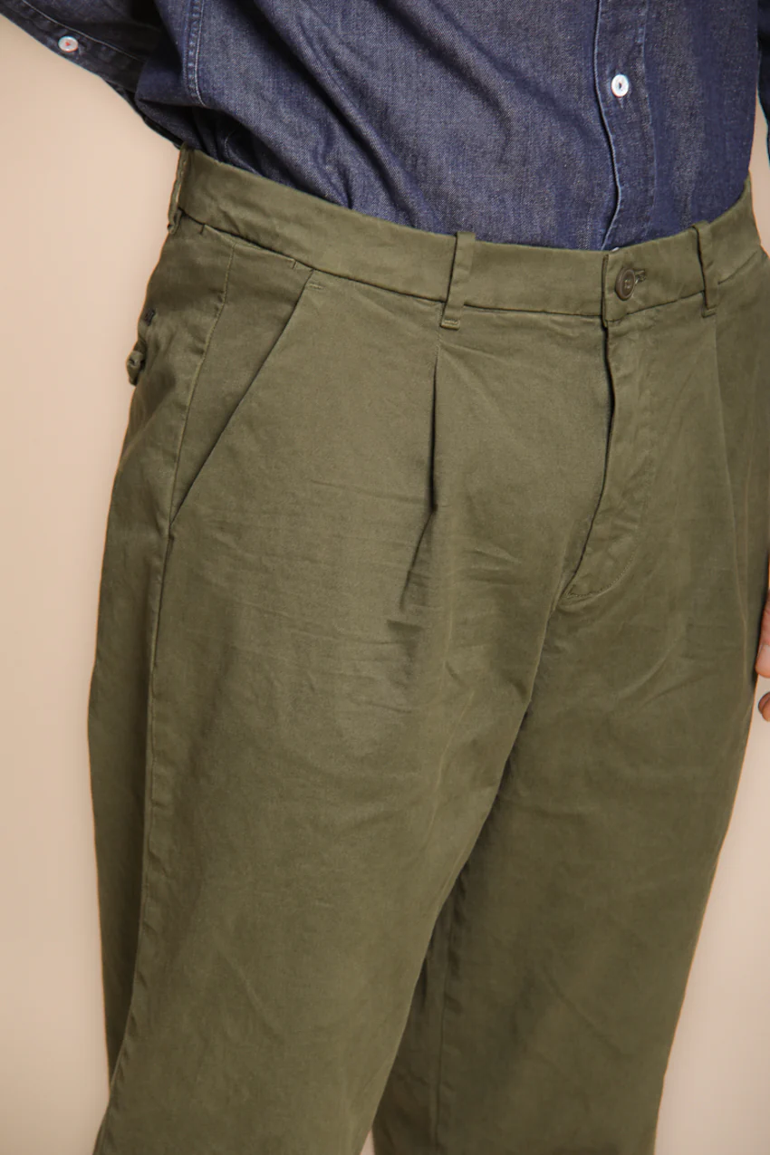 Pinces pantalone chino uomo in gabardina relaxed fit - Image 2